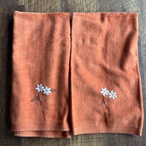 Zodiac | Vintage Embroidered Flowers Bath Towels Brown Set Of Two MCM